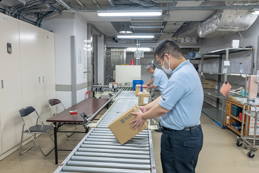 監理では幅広い年齢層の従業員が勤務しています。
館内搬送や荷物の持ち運びに体力を使うことに加えて日によって忙しさに波がありますが、それぞれがフォローしあって負担にならないよう気を付けています。