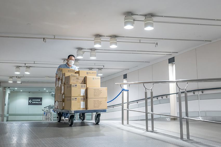 はじめは売場名や従業員の方の顔や名前を覚えるのが大変かもしれませんが、慣れるまでは先輩社員がフォローしますので、心配いりません。
からだを動かすのが好きな方、体力に自信のある方にはぴったりの職場です。