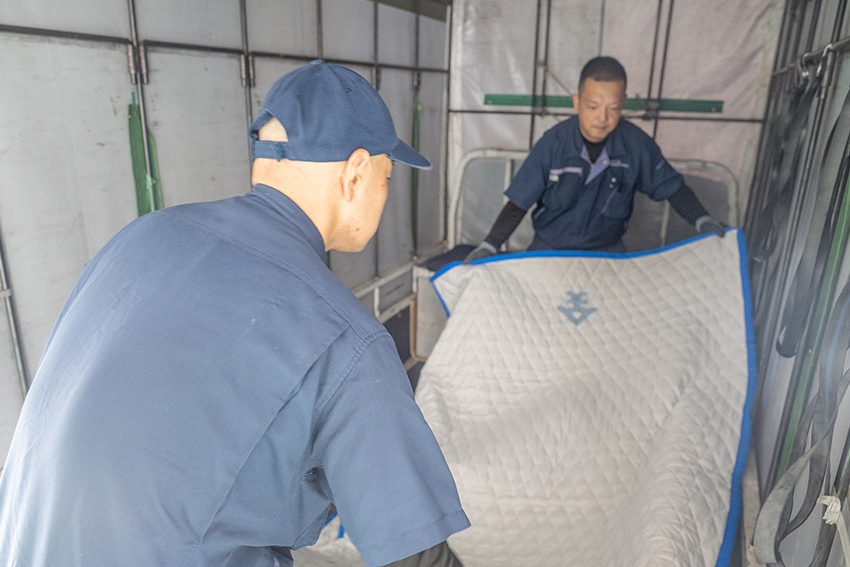 家具配達の際、家具をキズつけずに難しい搬入場所に無事設置できたときの達成感。そして、お客さまから感謝のお言葉をいただいたときは、やりがいを感じます。