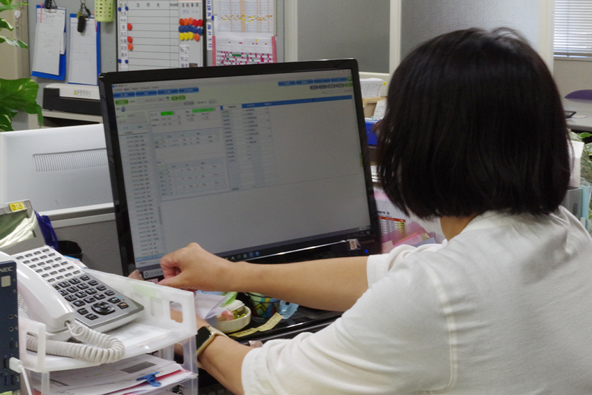 毎月の給与計算は、社員のみなさんの生活に直結する大切な業務です。又、時には個人的な事情がかかわること多く、丁寧かつ、プライバシーに配慮した対応を心がけています。様々な業務に携わる中で成長できる実感があります。
