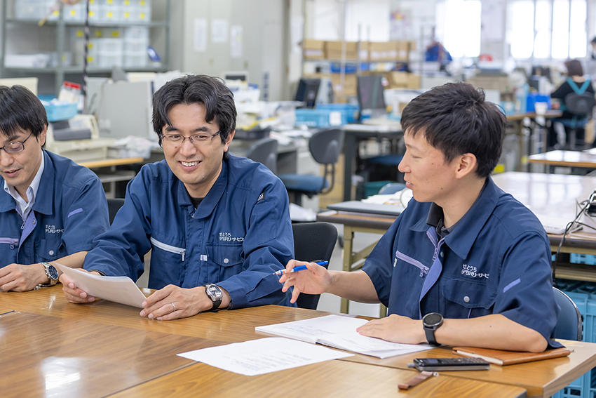 私たちの職場は、真剣さと協力が両立した雰囲気です。大切にしているのは「常に進化する姿勢」です。業務品質はすでに高いレベルにありますが、現状維持を良しとせず、日々改善点を探し出すことに挑戦しています。今までとは違った角度で考え、効率化をさらに加速させていくことに取り組んでいます。挑戦を歓迎する風土があるので、新しい発想や工夫が活かしやすい環境です。