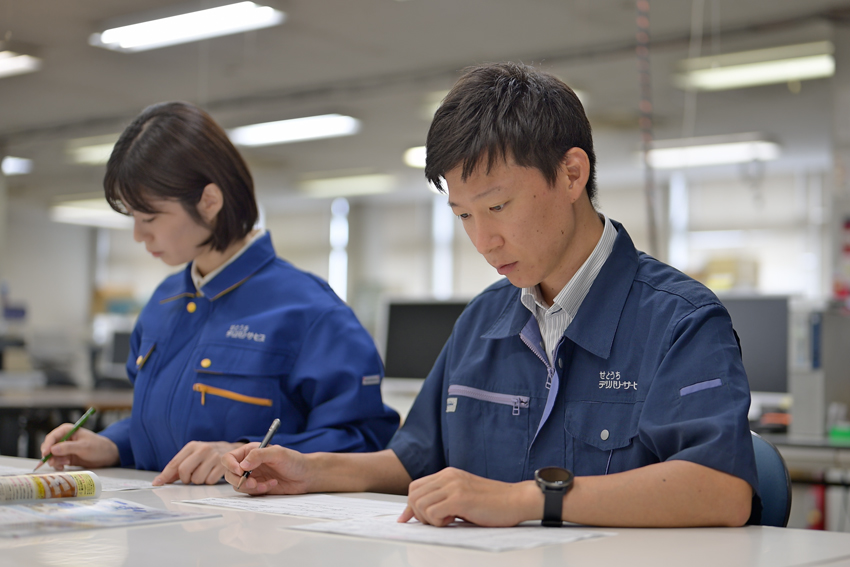 私たちの仕事は、決して派手ではなく、正確さと粘り強さ柔軟な発想力が求められます。しかし、お客様にとって大切な贈り物を確実に届けるという使命があり、大きなやりがいにつながります。高い目標に挑戦するからこそ、自分自身もチームも成長できる環境です。ぜひ一緒に、新しい力で会社を盛り上げていきましょう。